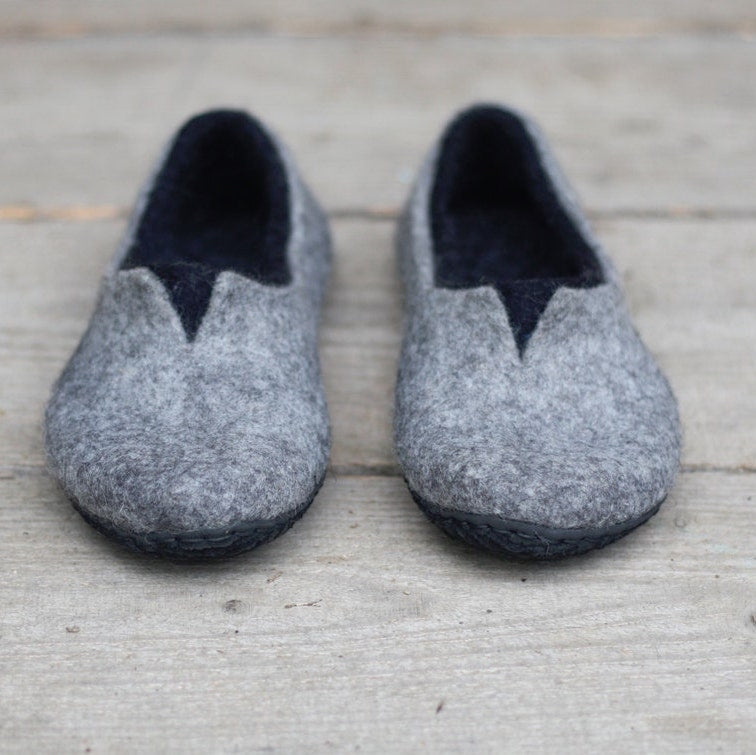 Felted slippers for men - excellent home booties!